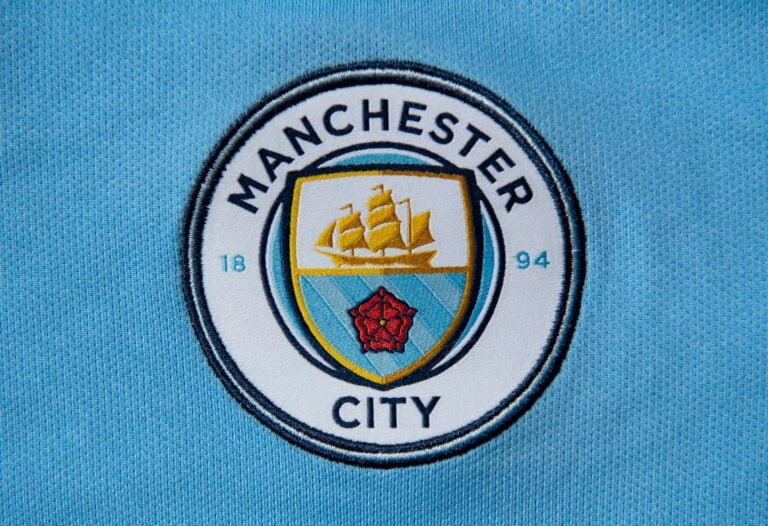 City Shines in Gold: The Triumph Behind Manchester City’s Dazzling Emblem against Everton