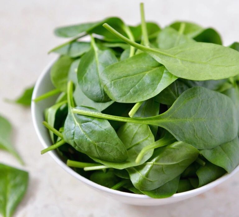 Unlock the Green Power: Discover the Top 10 Health Benefits of Spinach.