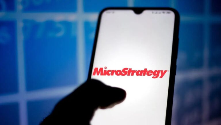 MicroStrategy Temporarily Pauses Bitcoin Purchases Amid Blackout Period